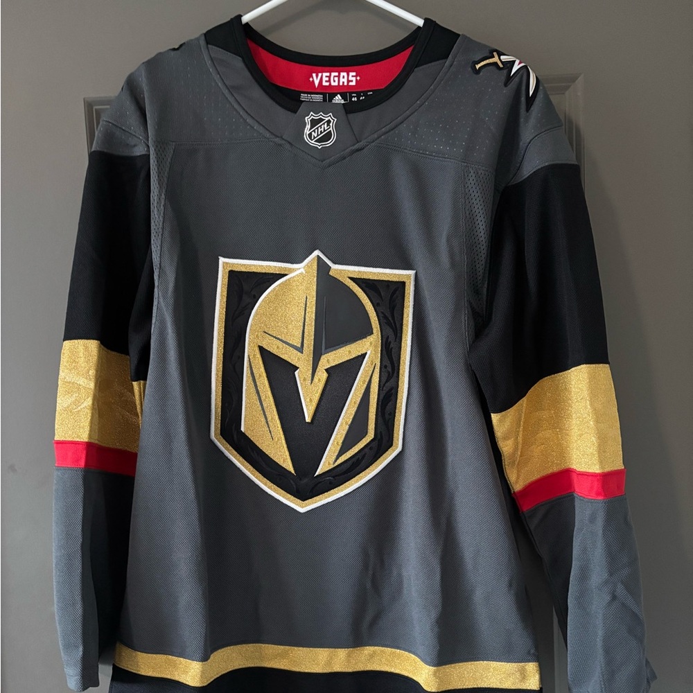 NWT Mens Vegas Golden Knights adidas Alternate Authentic Gray Jersey Size 46 S